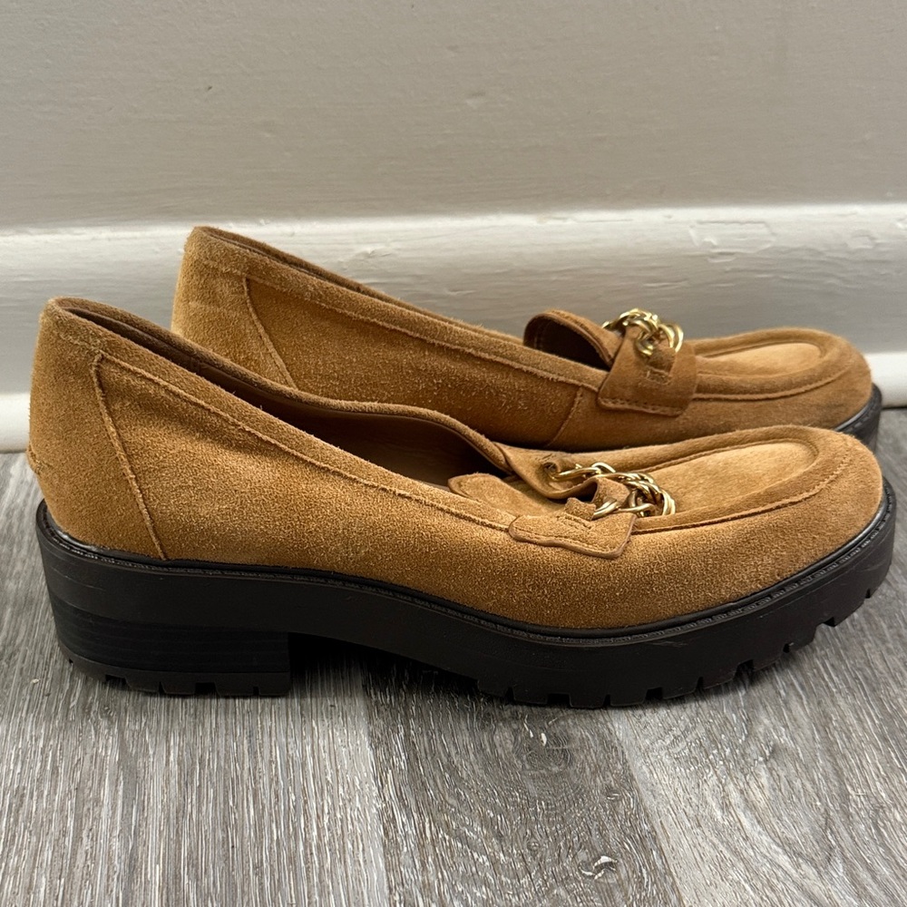 Sam Edelman Taelor lug sole loafers in camel suede with a gold-tone chain - Picture 3 of 6
